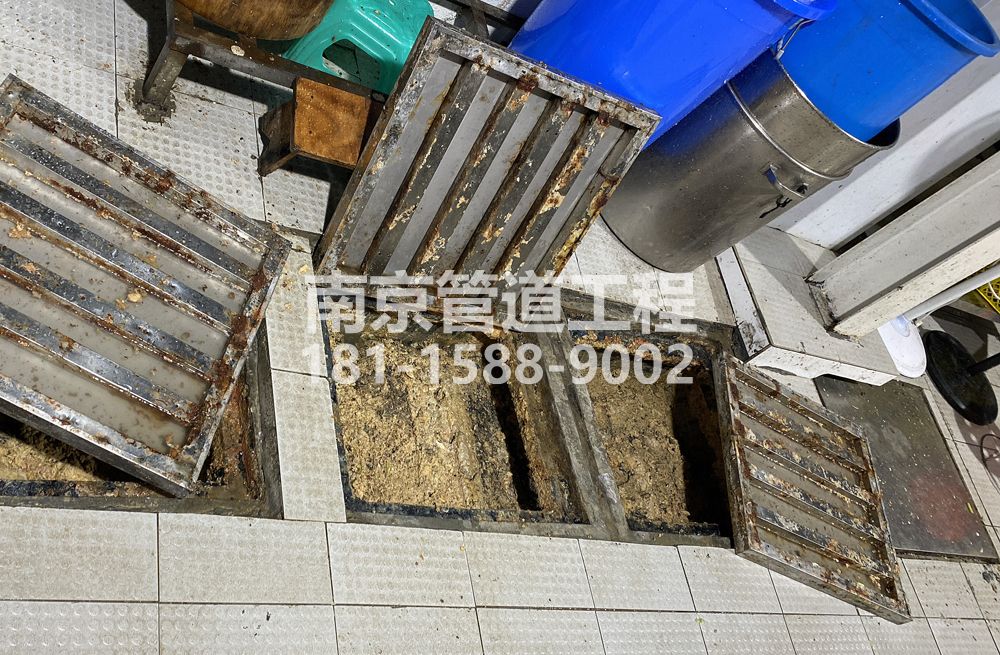 278大树根城管中队食堂隔油池清理